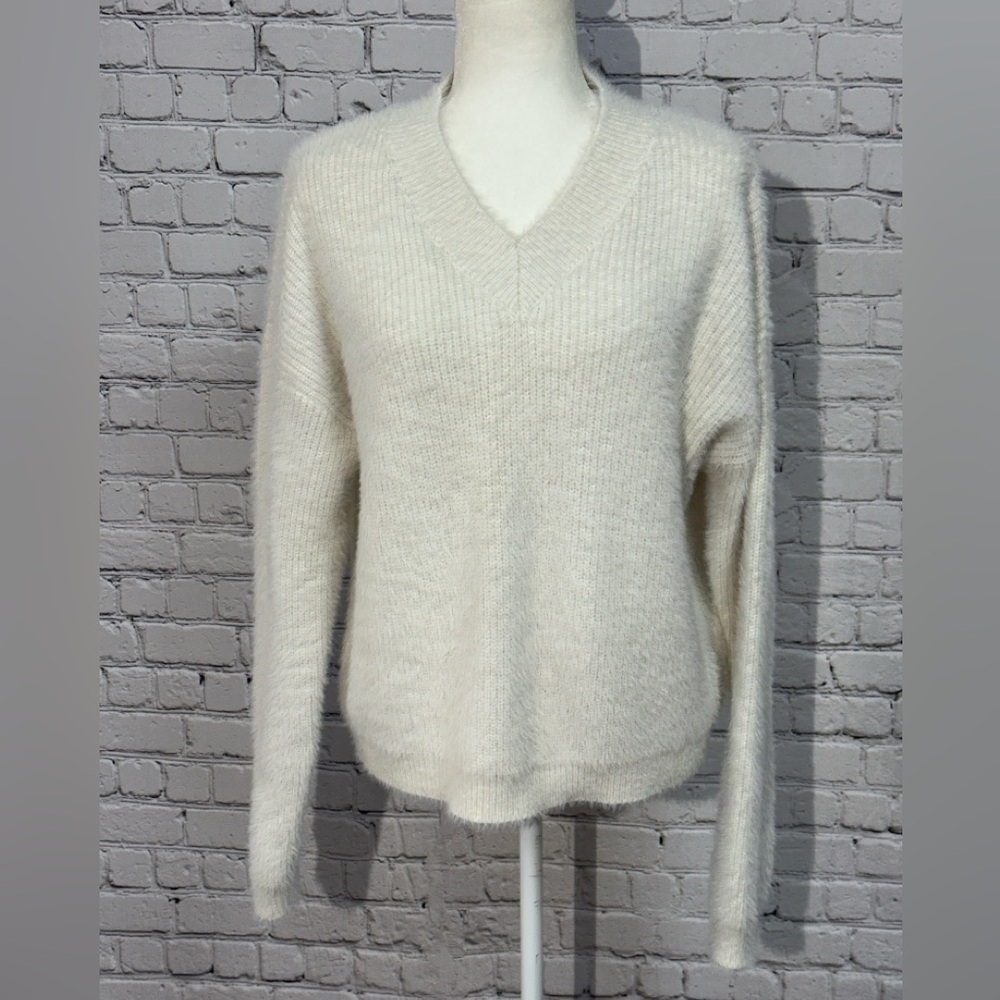 PrettyLittleThing Cream/White V-Neck Sweater